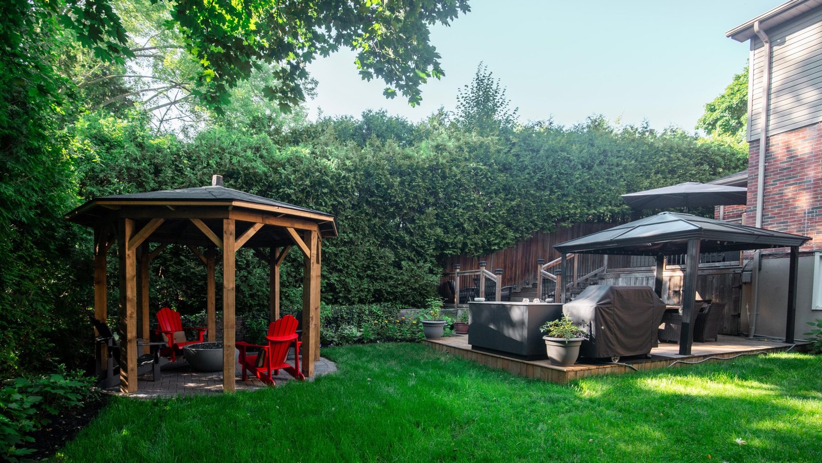 Show Thornhill pergola and interlock
